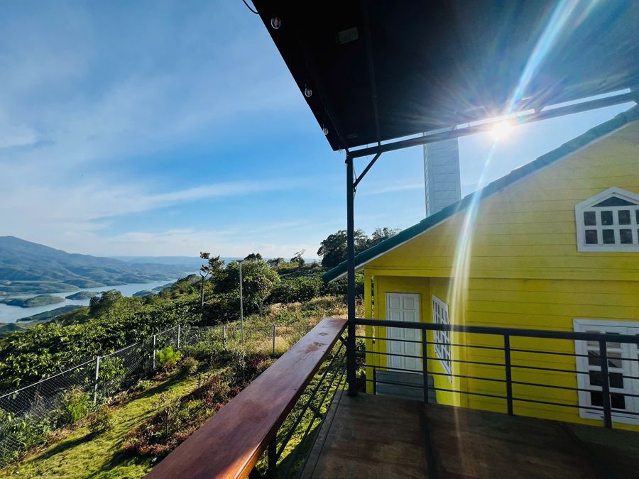 Hiên villa nhìn xuống vùng hồ Tà Đùng