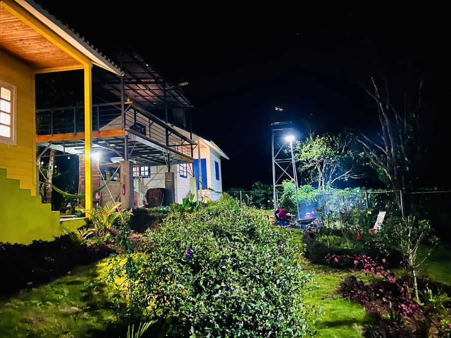 Khu nghỉ lên đèn buổi tối ở Tà Đùng